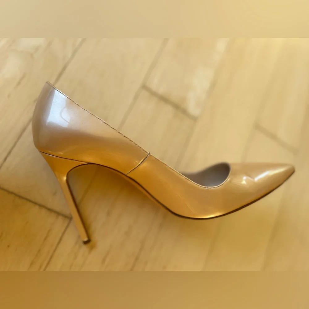 Manolo Blahnik Nude BB 105 Patent Leather Pointed Toe Pumps Size 8 1/2 (38.5 EU)